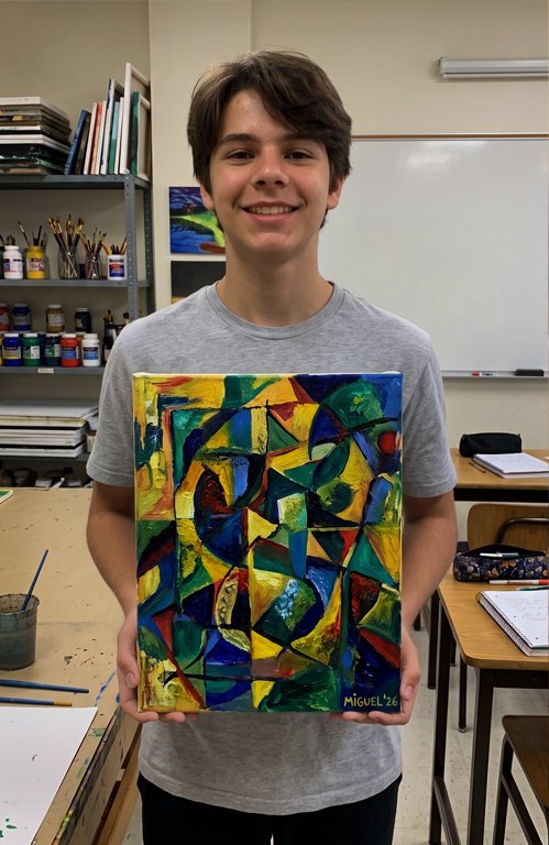 Aluno jovem mostra sua pintura abstrata em cores vibrantes